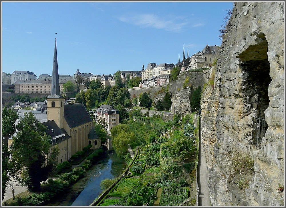 Die Alzette fliet durch den Stadtgrund von Luxemburg an der Abtei Neumnster und den hngenden Grten vorbei. 01.08.09 (Jeanny)