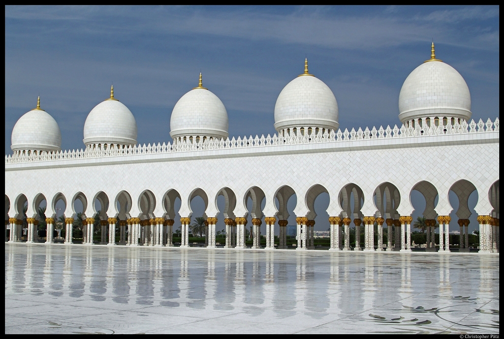 Die Arkaden am Rand der Scheich-Zayid-Moschee in Abu Dhabi. (06.12.2012)