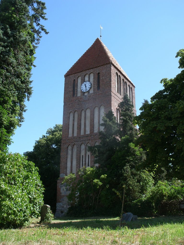 Die aus dem 16.Jahrhundert stammende Dorfkirche von Patzig am 22.Juli 2013.