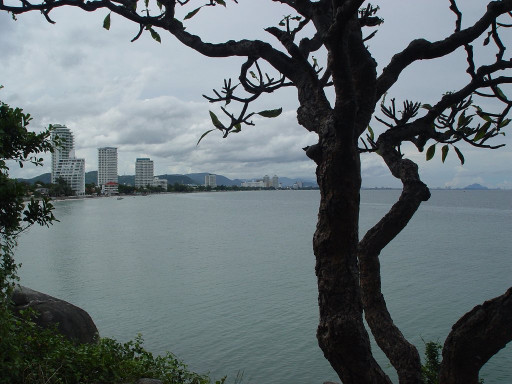 Die Bucht sdlich der Stadt Hua Hin mit Hotel- und Appartment-Hochhusern am 13.09.2006