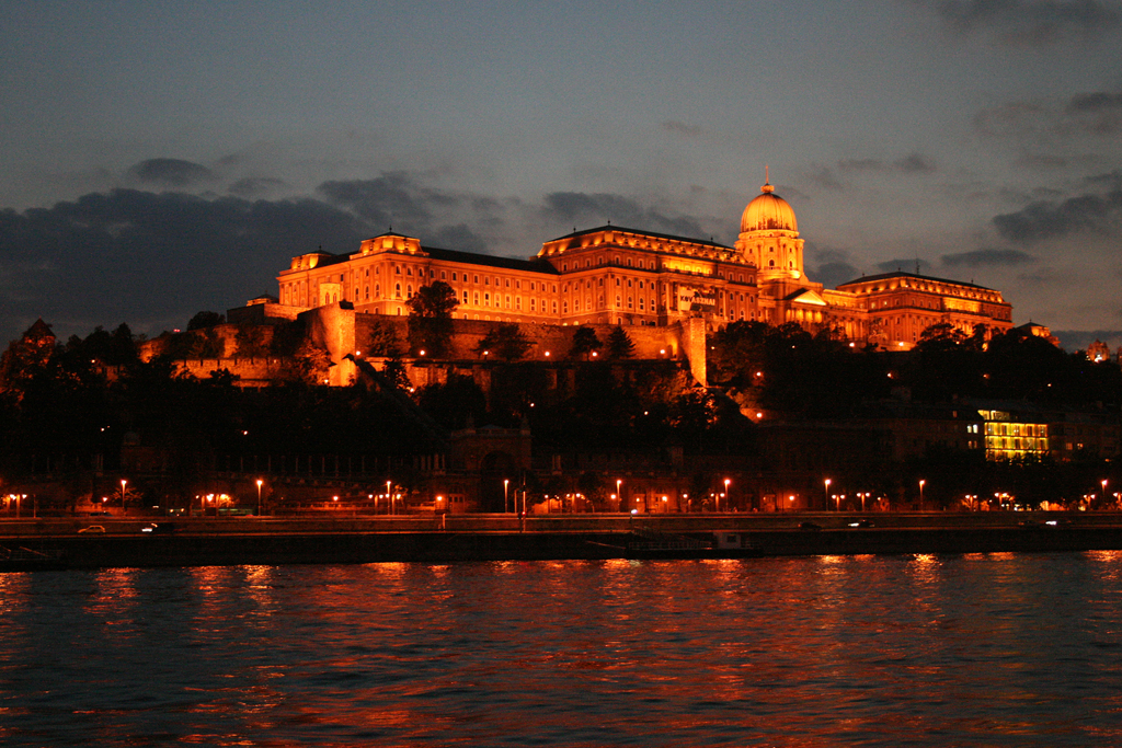 Die Burg von Budapest am Abend des 22.09.2010.