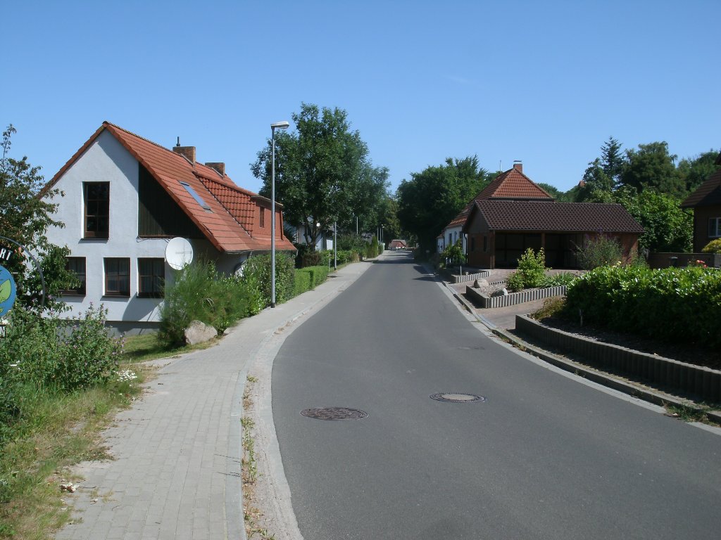 Die Dorfstrae gleichzeitig die Hauptstrae von Patzig am 22.Juli 2013.