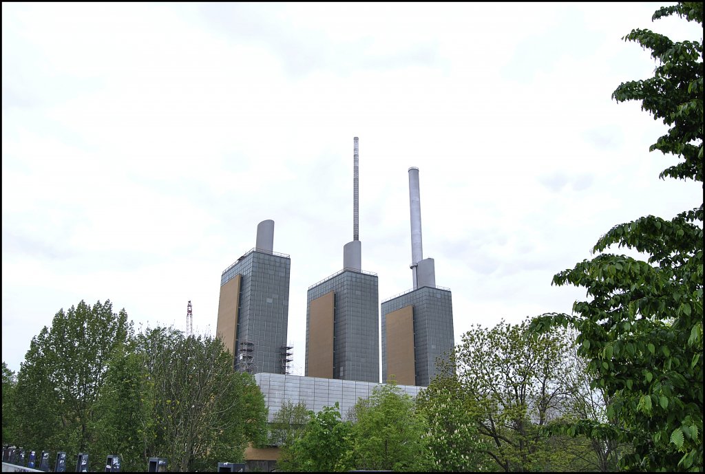 Die drei waremen Brder, oder besser die zwei waremen Brder des Heizkraftwerk in Hannover. Fotografiert am 08.05.10.