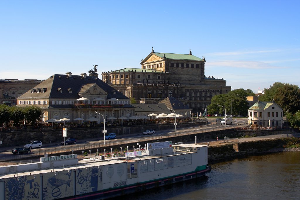 Die Dresdener Semper-Oper, aufgenommen am 06.10.2011 von der Augustusbrcke. Im Vordergrund ist das schwimmende Restaurant  Kahnaletto  zu sehen, in welchem man nicht nur sehr gut essen kann, sondern zudem auch noch einen herrlichen Blick auf Elbe und Opernhaus geniet!