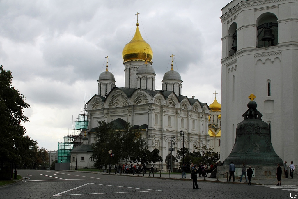 Die Erzengel-Michael-Kathedrale wurde 1505-08 errichtet. In ihr liegen zahlreiche Zaren begraben. Im Vordergrund ist die Zarenglocke zu sehen. (Kreml in Moskau am 5.9.2011)