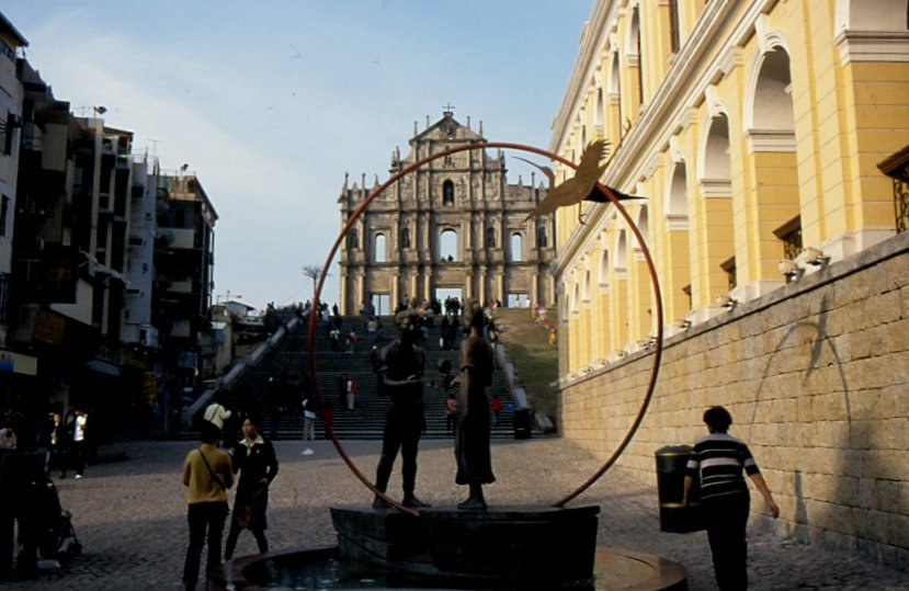 Die Fassade der ehemaligen Kathedrale Sao Paolo, die im Jahr 1835 durch einen Brand zerstrt wurde. Nur die Fassade blieb brig. (Dia von 2003)