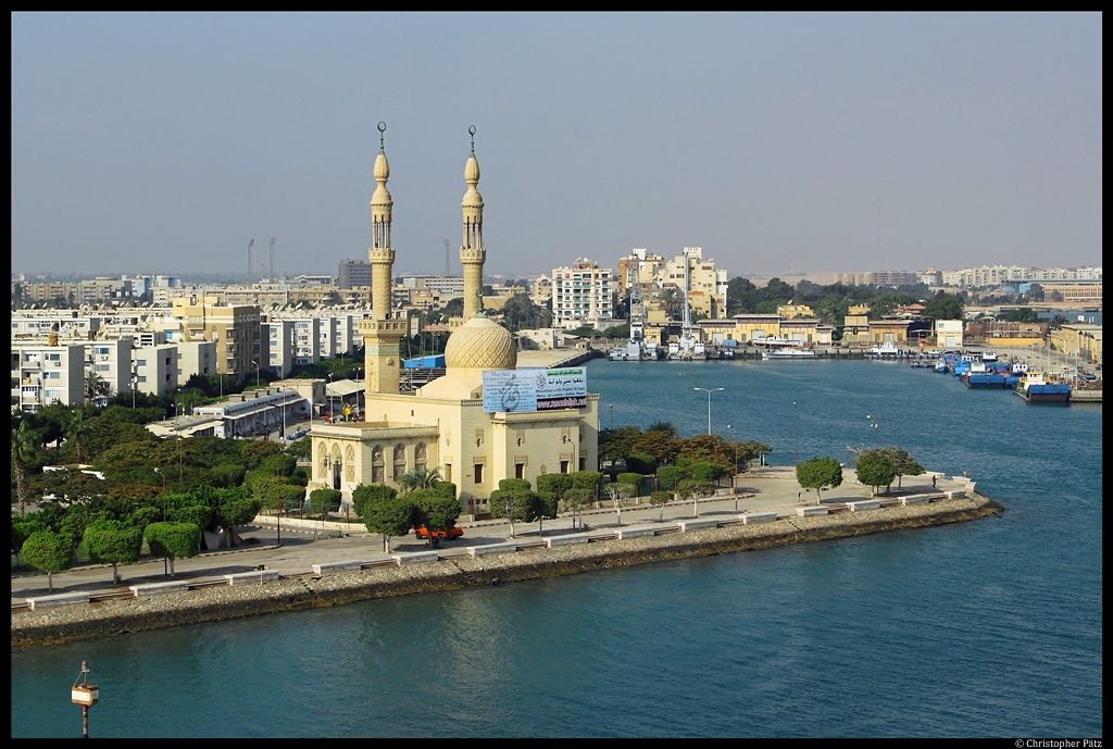 Die Groe Moschee von Suez liegt direkt am Suez-Kanal. (22.11.2012)