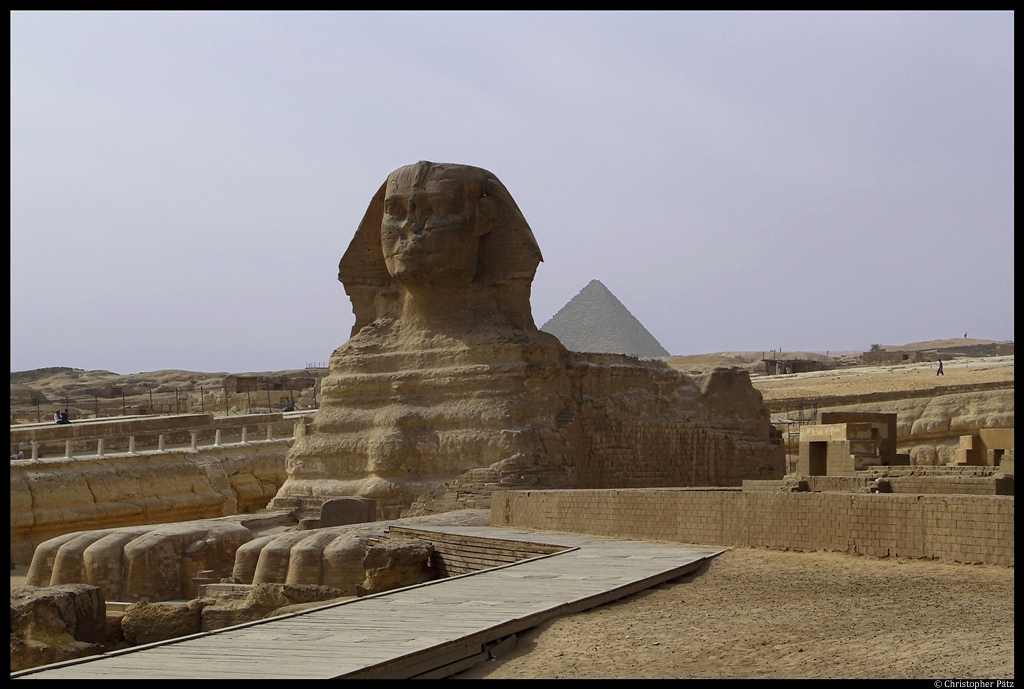 Die groe Sphinx von Gizeh. Im Hintergrund die Pyramide des Mykerinos. (21.11.2012)