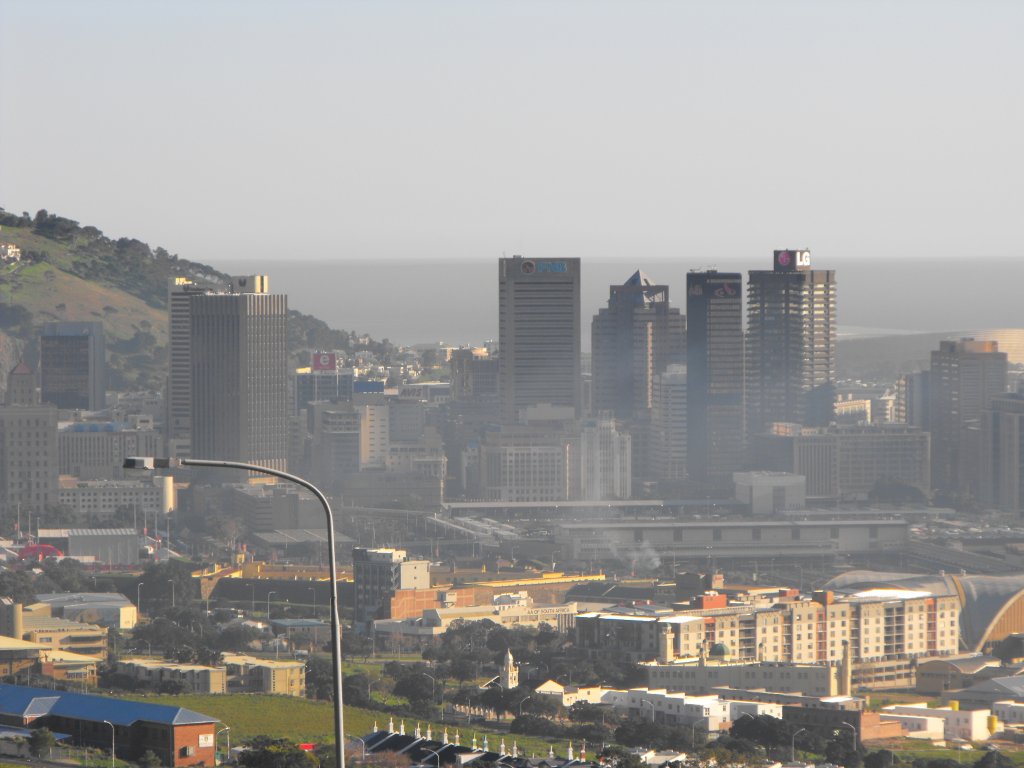 Die Hochhaustuerme von Down Town Cape Town im herbstlichen Nebel.