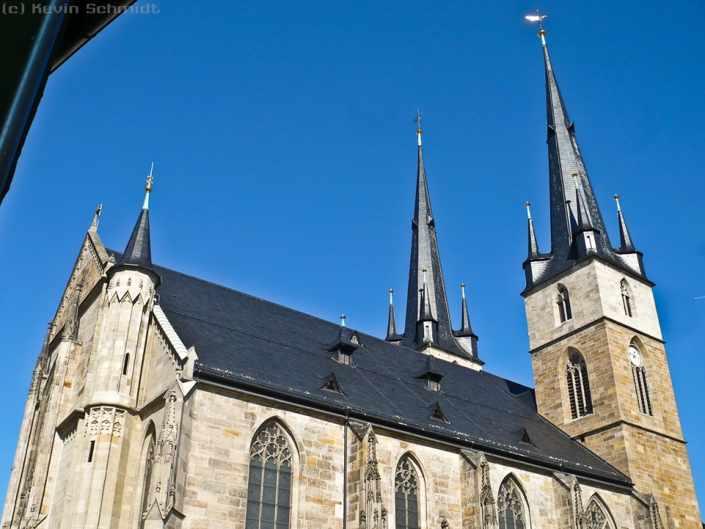 Die Johanniskirche in Saalfeld ist die grte Hallenkirche Thringens und zhlt zu den bedeutendsten Kirchbauten im Freistaat. Nachdem der romanische Vorgngerbau im Jahre 1314 niedergebrannt war, entstand dieses heutige gotische Gebude. Bei einer umfassenden Sanierung zwischen 1891 und 1894 erhielt die Kirche schlielich ihre beiden markanten und weithin sichtbaren Trme, die 64 Meter in die Hhe ragen.
