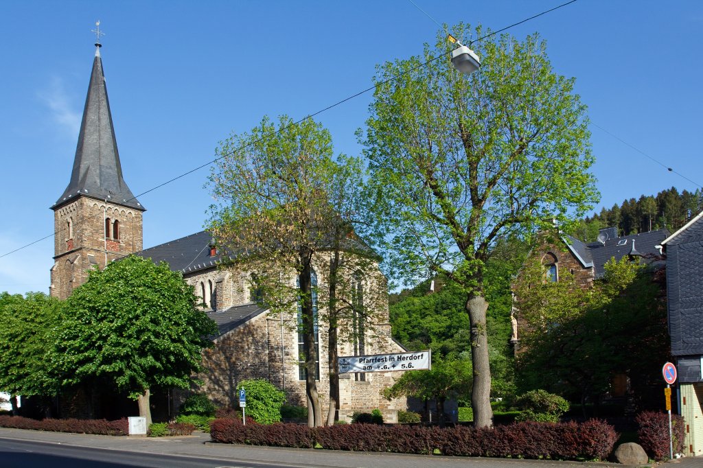 Die kath. Kirche St. Aloisius von Herdorf (Landkreis Altenkirchen/Ww) am 08. Mai 2011, recht etwas zurckgesetzt das Pfarrhaus.