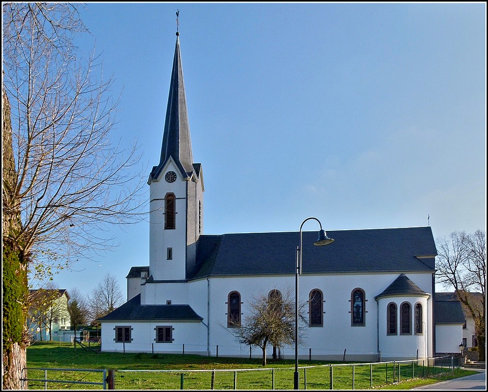 Die Kirche von Eschweiler aus dem Jahre 1870 wurde 2000 vollstndig renoviert. 16.11.2010 (Jeanny)