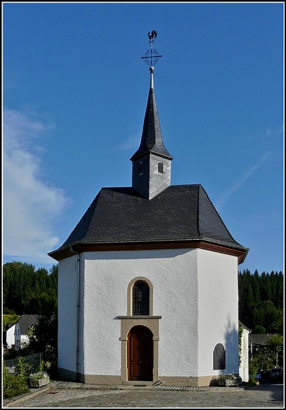 Die kleine Kirche von Lellingen fllt auf durch ihr achteckiges Schiff, an das der Chor angebaut ist. 05.08.2009 (Jeanny)