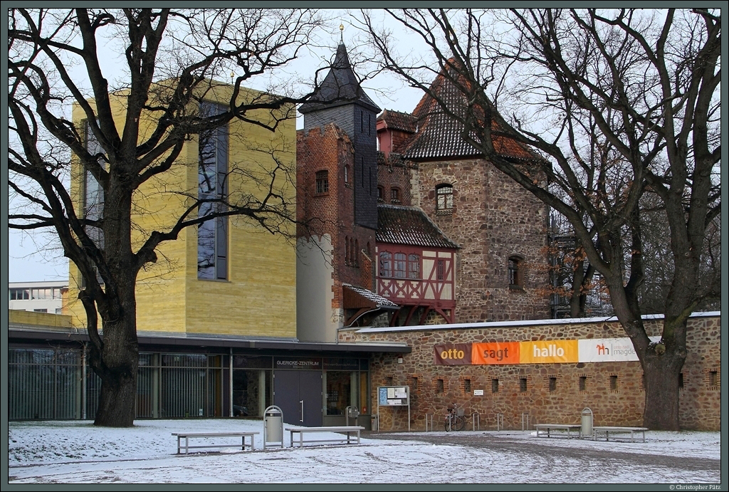 Die Lukasklause in Magdeburg beherbergt heute das Otto-von-Guericke-Museum. Dazu wurde an den mittelalterlichen Wehrturm ein moderner Anbau errichtet. (20.01.2013)