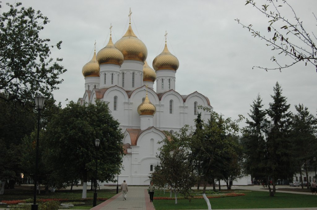 Die Mari-Entschlafens-Kathedrale eine russisch-orthodoxe Kathedrale in Jaroslawl in Russland. Erbaut von 1215 bis 1219 im Zentrum der Stadt am Ufer der Wolga. 1937 abgerissen und erst 2004 begann an gleicher Stelle die originalgetreue Rekonstruktion, die whrend der Feierlichkeiten zum 1000jhrigen Stadtjubilum am 12. September 2010 mit der Weihe beendet wurde und am 14.09.2010 fotografiert.