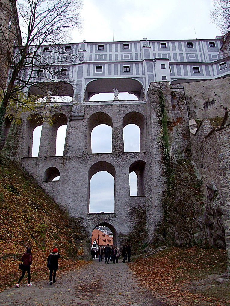 Die mehrstckige Mantelbrcke verbindet u.a. zwei Schlosshfe in Krumau, und zhlt zum UNESCO-Welterbe;101028