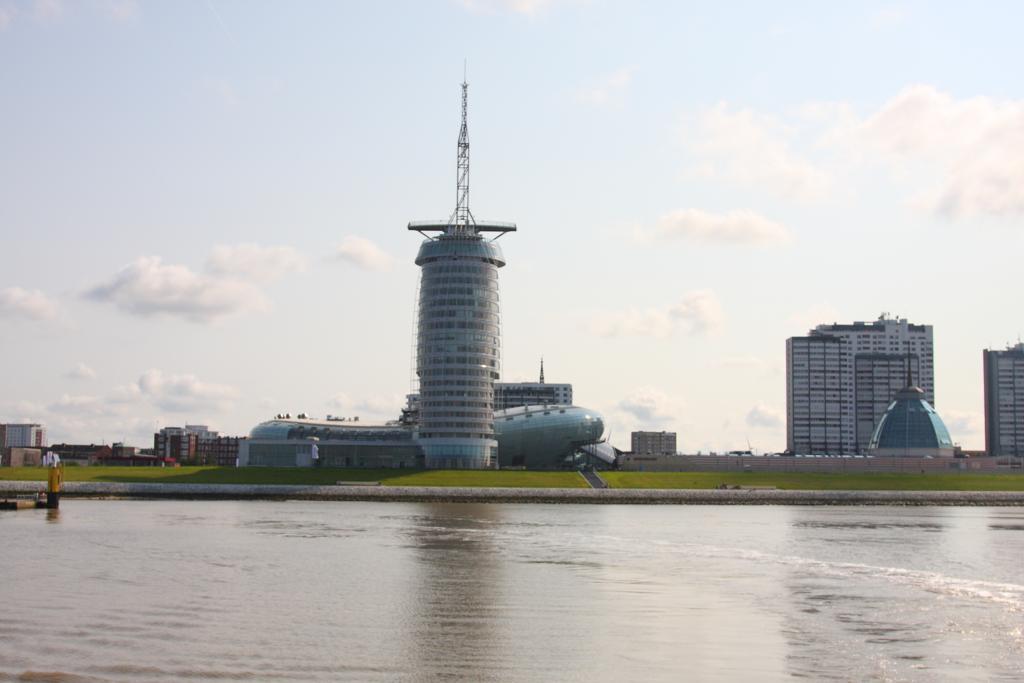 Die moderne Skyline von Bremerhaven mit Klimahaus am Weserufer
am 6.7.2013.