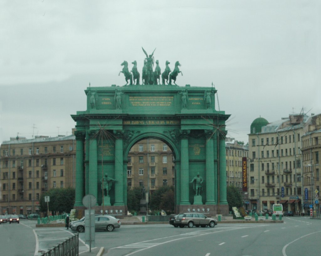 Die Narva Triumphpforte wurde in der Narva Square (bekannt als Stachek Platz), in Sankt Petersburg im Jahre 1814 zur Erinnerung an den russischen Sieg ber Napoleon errichtet. Gesehen am 18.09.2010.