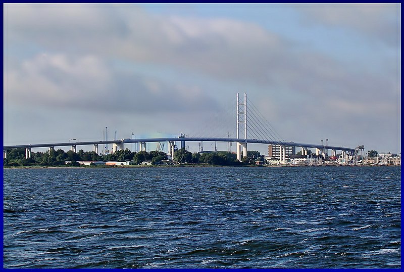 Die neue Sundquerung, bei Stralsund, von Altefhr aus gesehen.  am 31.07.09