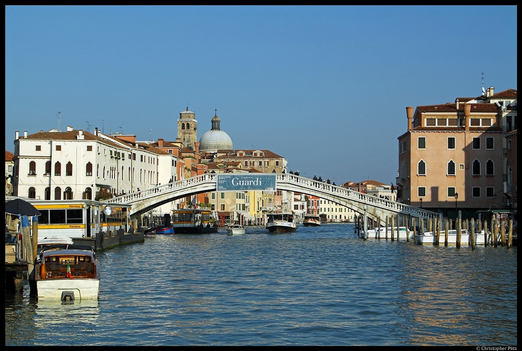 Die Ponte degli Scalzi ist eine der zahlreichen Brcken ber den Canal Grande in Venedig. Im Hintergrund sind der Turm und die Kuppel der Kirche San Geremia erkennbar. (17.11.2012)