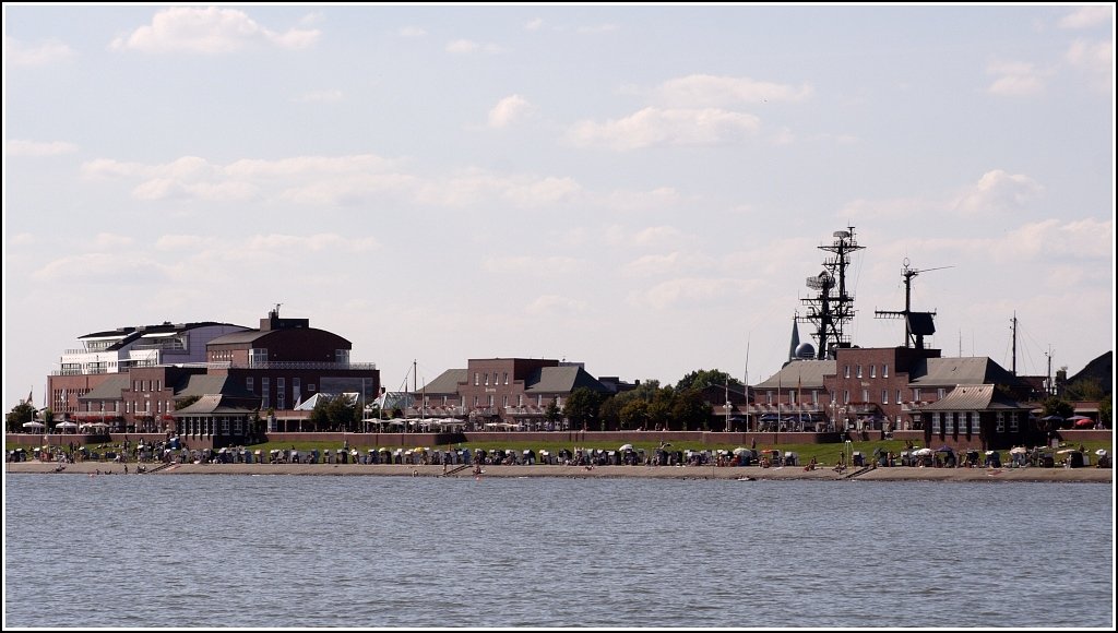 Die Promenade und Bebauung am S�dstrand in Wilhelmshaven ist Ende
