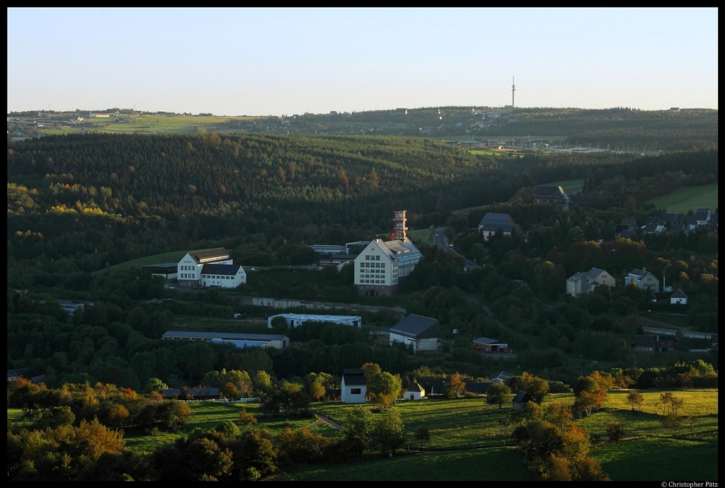 Die Reste der Bergwerksanlagen des ehemaligen VEB Zinnerz Altenberg vom Geisingturm aus gesehen. Im Hintergrund rechts befindet sich der Grenzbergang Zinnwald. (30.09.2011) 