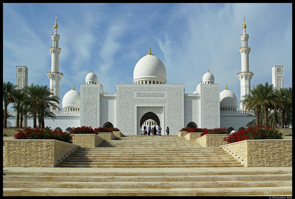 Die Scheich-Zayid-Moschee in Abu Dhabi ist die drittgrste Moschee der Welt. Sie wurde 2007 fertig gestellt. Die Minarette ragen mehr als 100 m  in die Hhe. (06.12.2012)