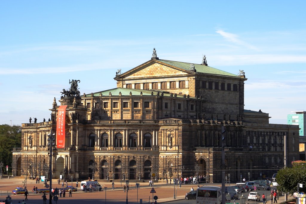 Die Semper-Oper in Dresden, gesehen am 06.10.2011 von der Brhlschen Terrasse.