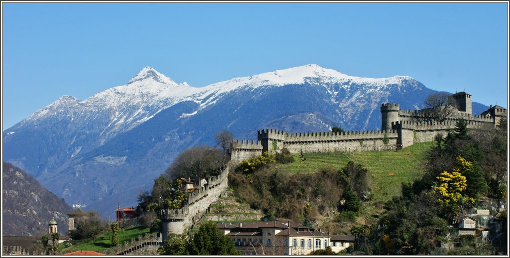 Die Stadtmauer von Bellinzona, wurde im 15.Jahrhundert errichtet.Einst reichte der Lago Maggiore bis an diese Mauer, so das sogar ein Schiffshafen betrieben werden konnte.
(21.03.2011)