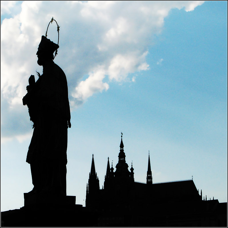 Die Statue des heiligen Johann von Nepomuk auf der Karlsbrcke vor dem Veitsdom im Hintergrund. 09.08.2010 (Jonas)