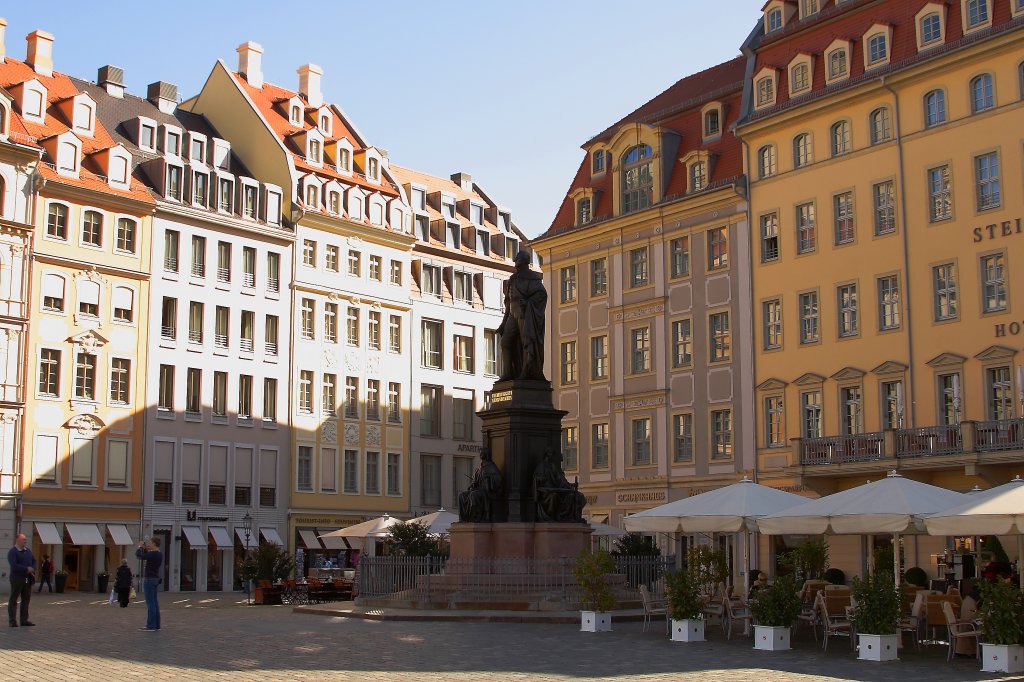 Die Statue Friedrich August des II vor dem Steigenberger-Hotel am Dresdener Neumarkt, aufgenommen am 06.10.2011.