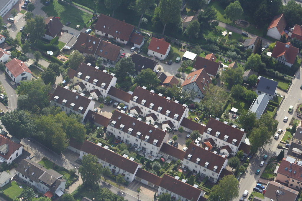 Die Strae  Am Wiesenacker  des Dorfes Grnwettersbach (liegt in der Nhe von Karlsruhe) aus der Luft (05.09.10) 
