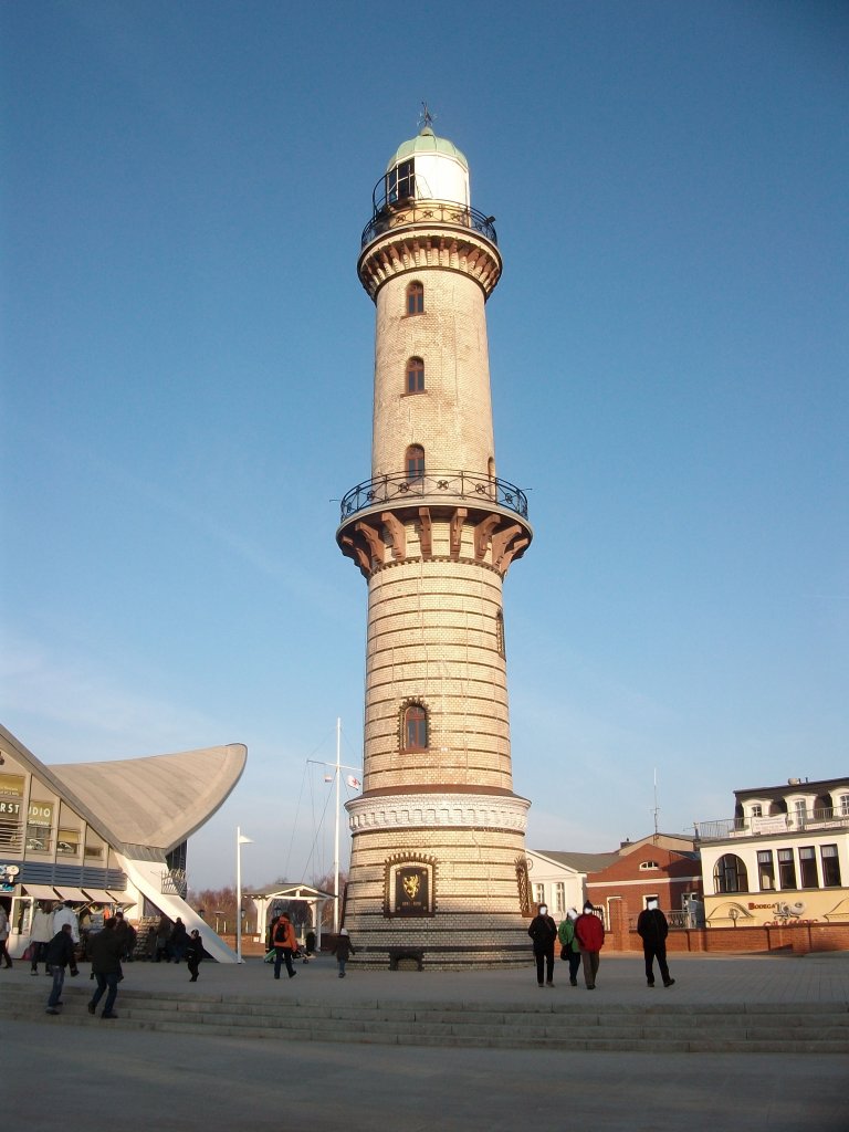 Die Warnemnder Wahrzeichen: der Leuchtturm und der Teepott am 29.Januar 2011. 