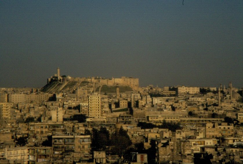 Die Zitadelle von Aleppo am spten Nachmittag und im Smog der Stadt (1992 im Mrz)