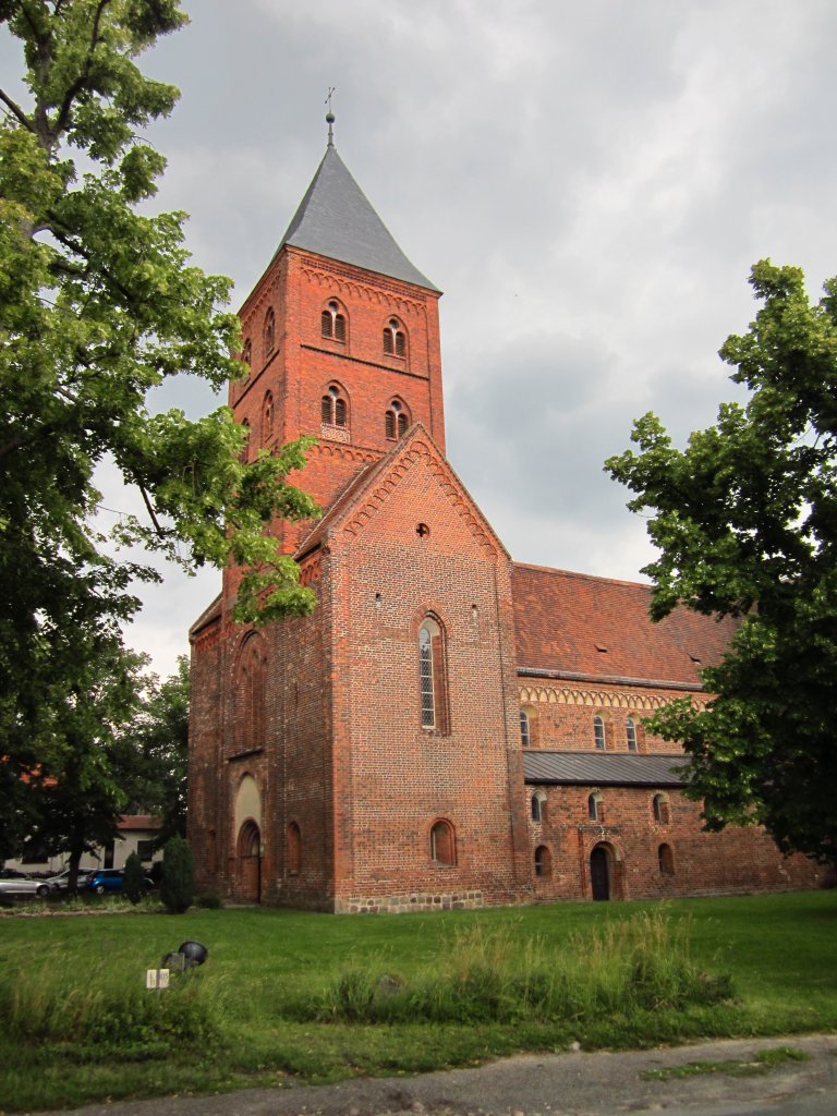 Diesdorf, Klosterkirche St. Maria, erbaut von 1182 bis 1230, heute ev. Pfarrkirche 
(10.07.2012)