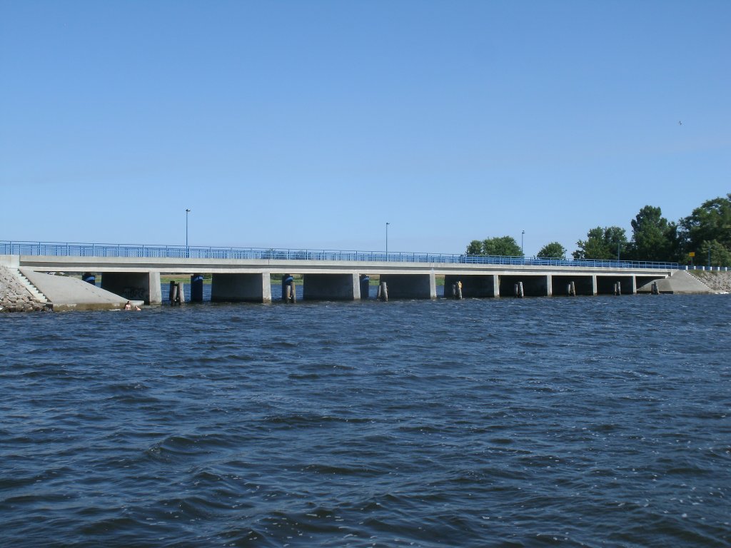 Diese Brcke ist die einzige Verbindung von der kleinen Insel Ummanz zur Groen Nachbarinsel Rgen.Aufgenommen am 21.Juli 2013 vom Hafen von Waase aus.