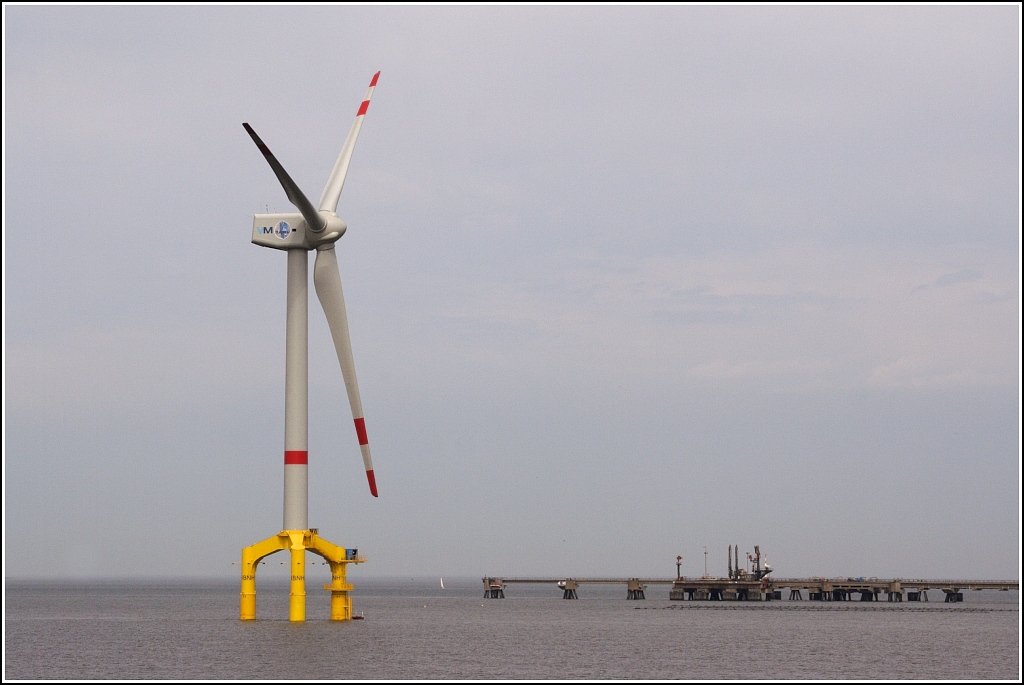 Diese Offshore-Windenergieanlage steht in Ufern�he zu Hooksiel. Deutlich ist das