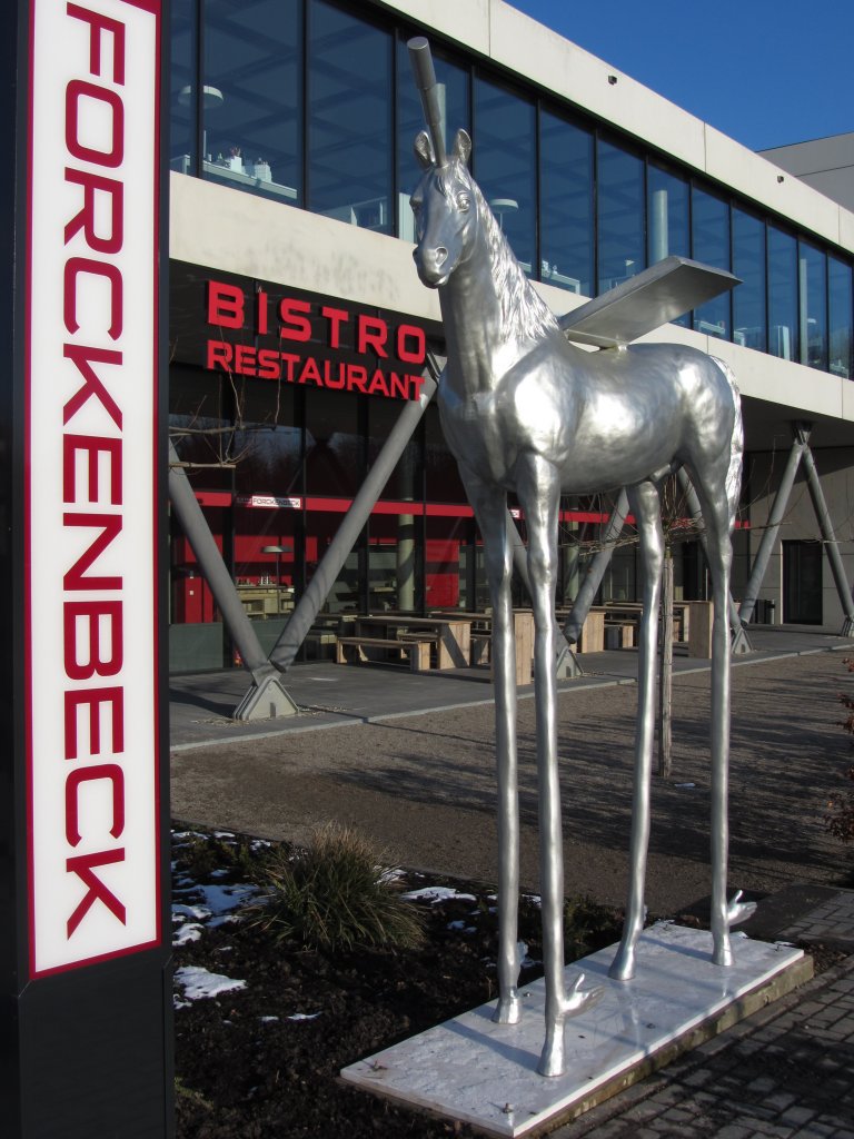 Diese Pferdeskulptur steht vor dem Bistro  Forkenbeck  auf der Forckenbeckstrasse in Aachen. (09.02.2013)