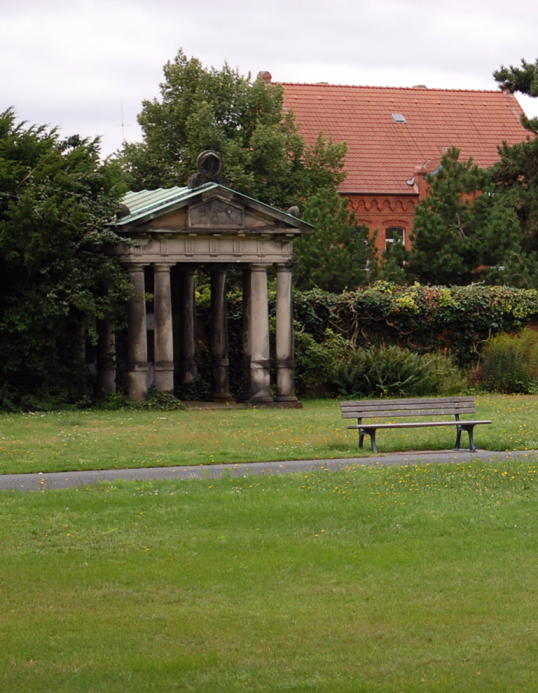 Dieses einem antiken Palast nachempfunden Grabmahl, steht auf dem Friedhof Hannover Stcken. 24.7.2011
