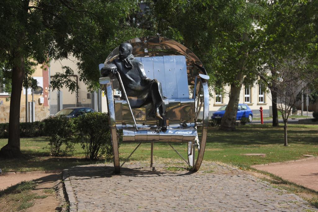 Dieses interessante Denkmal steht im Stadtpark von Nyireghyhza
in Ungarn.
Aufnahme 29.8.2012