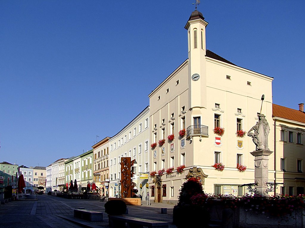 Dietmarbrunnen und Rathaus in Blickrichtung des oberen Rieder Hauptplatzes;110821