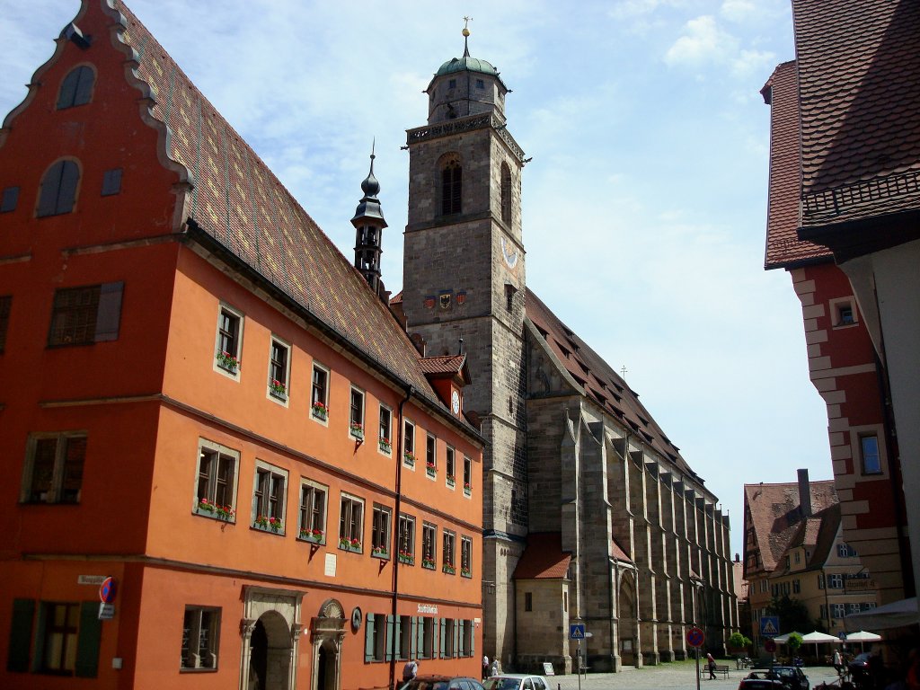 Dinkelsbhl, Das Mnster St.Georg erbaut 1448-99, davor das alte Rathaus, Juni 2010