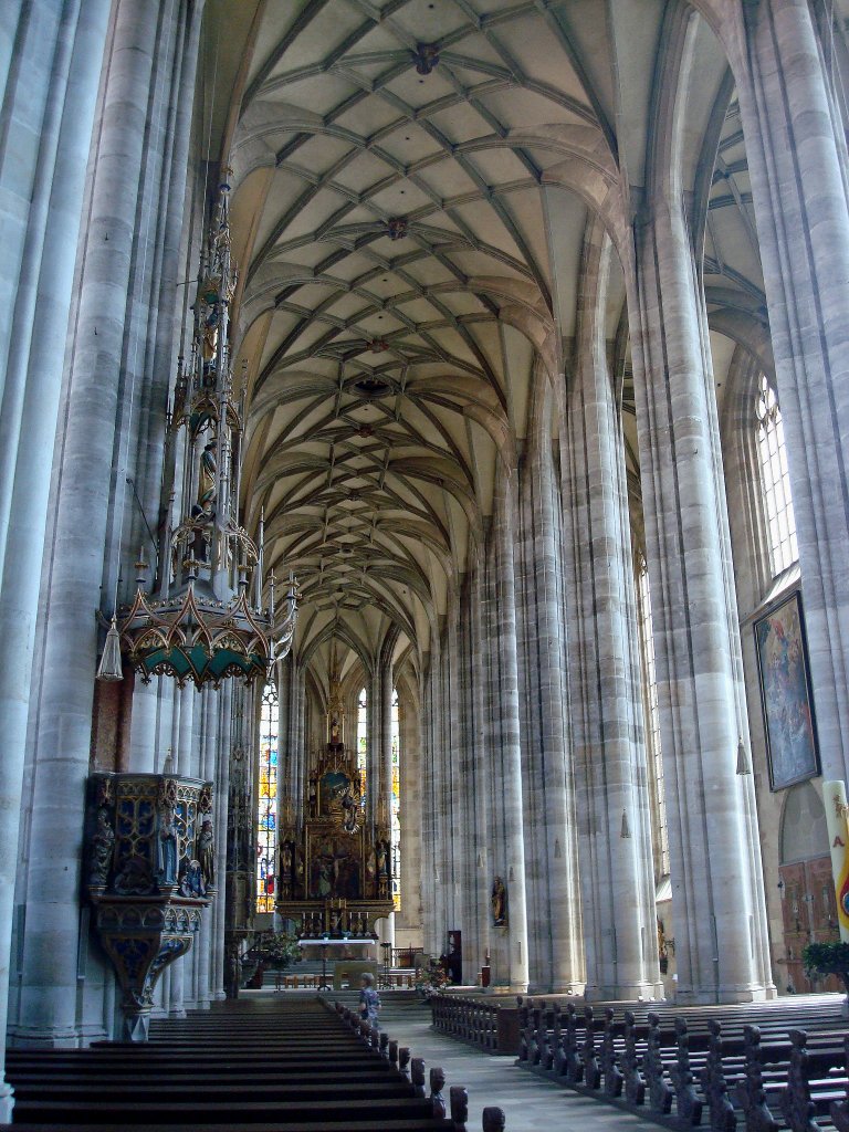 Dinkelsbhl in Mittelfranken,
das Mnster St.Georg, erbaut 1448-99,
22 freistehende achteckige Pfeiler tragen das Netzwerk,
Juni 2010