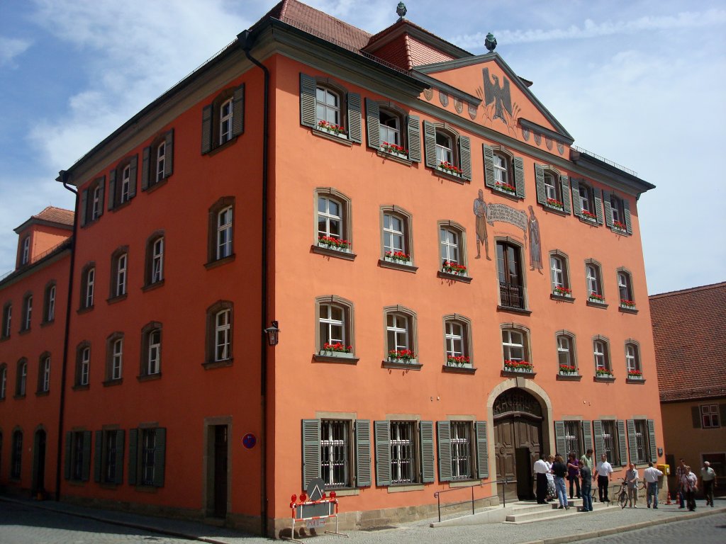Dinkelsbhl in Mittelfranken,
das neue Rathaus, 1733 erbaut,
nach verschiedenen Nutzungen seit 1855 Rathaus,
Juni 2010