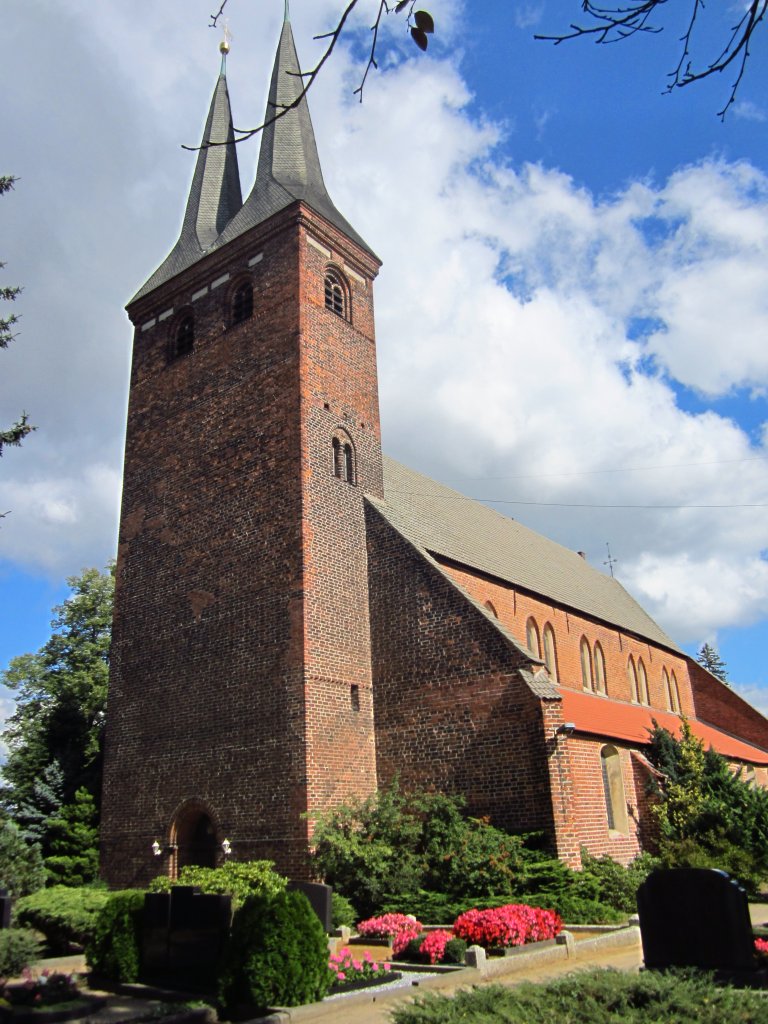 Doberlug-Kirchhain, Pfarrkirche St. Marien, erbaut ab 1280, Backsteinbasilika mit Turm mit zwei Spitzhelmen (20.09.2012)