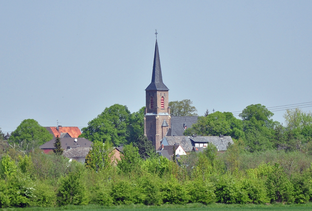 Evangelische und katholische Kirche in Euskirchen friedlich auf einem