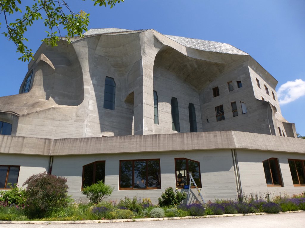 Dornach, das Goetheanum, die Sdseite des aufflligen Bauwerkes, Juli 2013