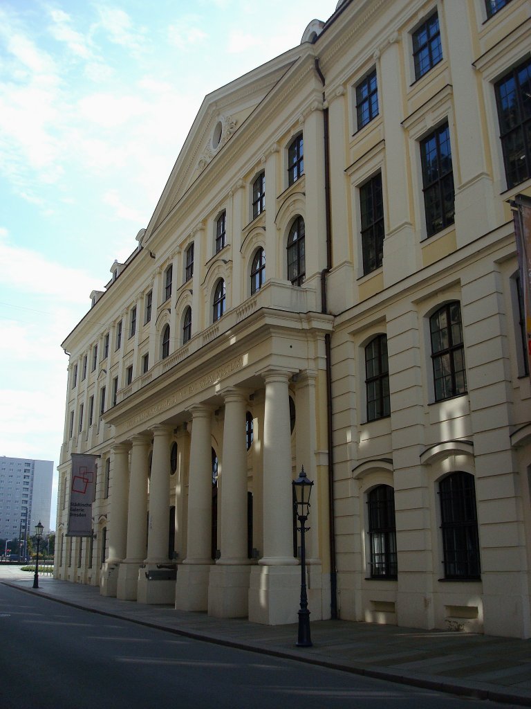 Dresden, das Landhaus, erbaut 1770-75 im klassizistischen Stil mit sechs dorischen Sulen am Haupteingang, war das Haus der Schsischen Landstnde, seit 1966 Stadtmuseum, Okt.2009