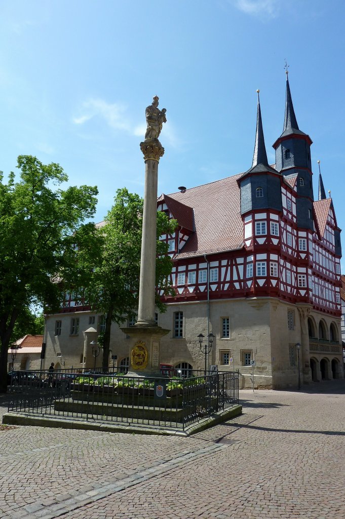 Duderstadt, die 1711 errichtete Mariensule ist ber 12m hoch und aus einem Stck Sandstein gefertigt, dahinter das Rathaus, Mai 2012
