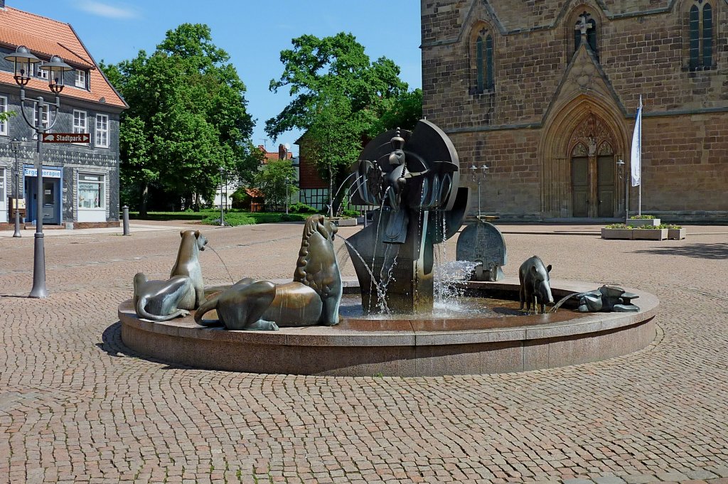 Duderstadt, der Schtzenbrunnen vor der St.Cyriakus-Kirche, Mai 2012